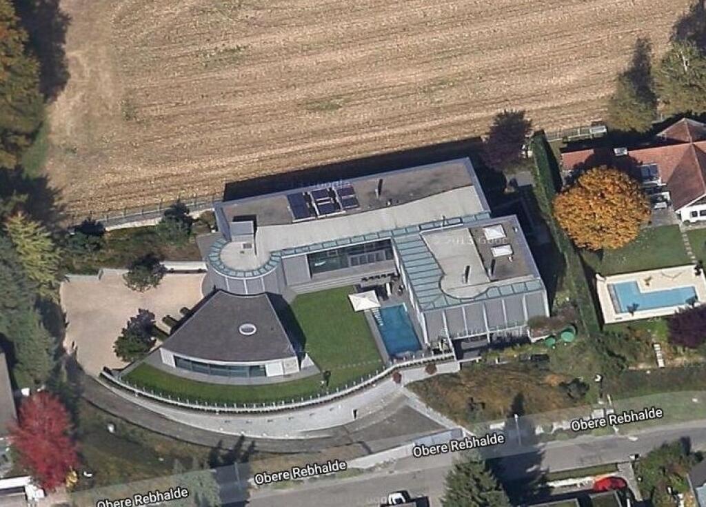 Takto vyzerá zhora Räikkönenov dom vo švajčiarskom meste Baar.