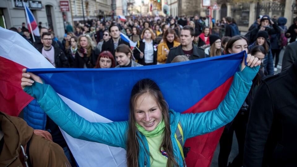 Nedeľňajšie oslavy výročia Nežnej revolúcie vrcholia v Prahe sériou koncertov na Václavskom námestí, kde prišlo až 40.000 ľudí.