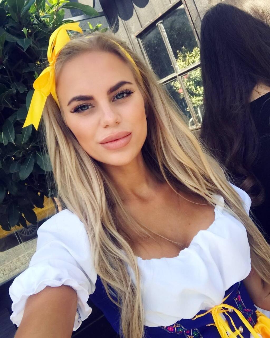 Švédska priateľka českého hokejistu Davida Pastrňáka Rebecca je poriadna dračica a môže sa pochváliť sexi krivkami.