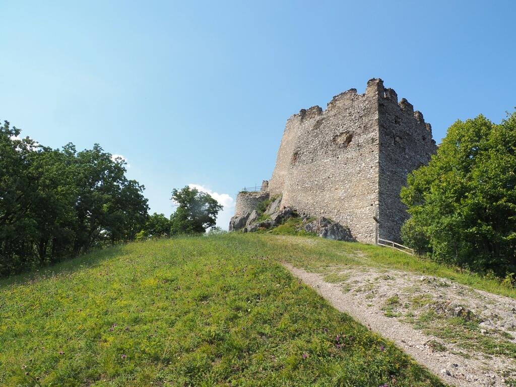 Hrad Tematín je dominantou stredného Považia.