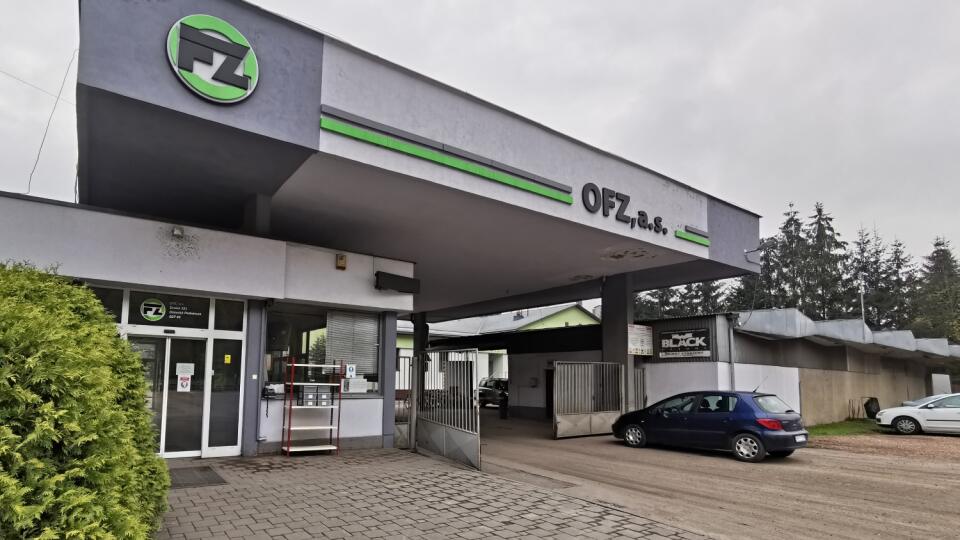 Oravský producent ferozliatin na výrobu ocele, spoločnosť OFZ, má v súvislosti s pilotným testovaním na ochorenie COVID-19 značný výpadok zamestnancov. V noci zo soboty 24. októbra 2020 na nedeľu nenastúpilo do práce 60 percent pracovníkov kritických stredísk. Uviedol to výkonný riaditeľ OFZ Branislav Klocok. Na snímke závod spoločnosti OFZ v Oravskom Podzámku, okres Dolný Kubín, v nedeľu 25. októbra 2020. FOTO TASR - Erika Ďurčová
