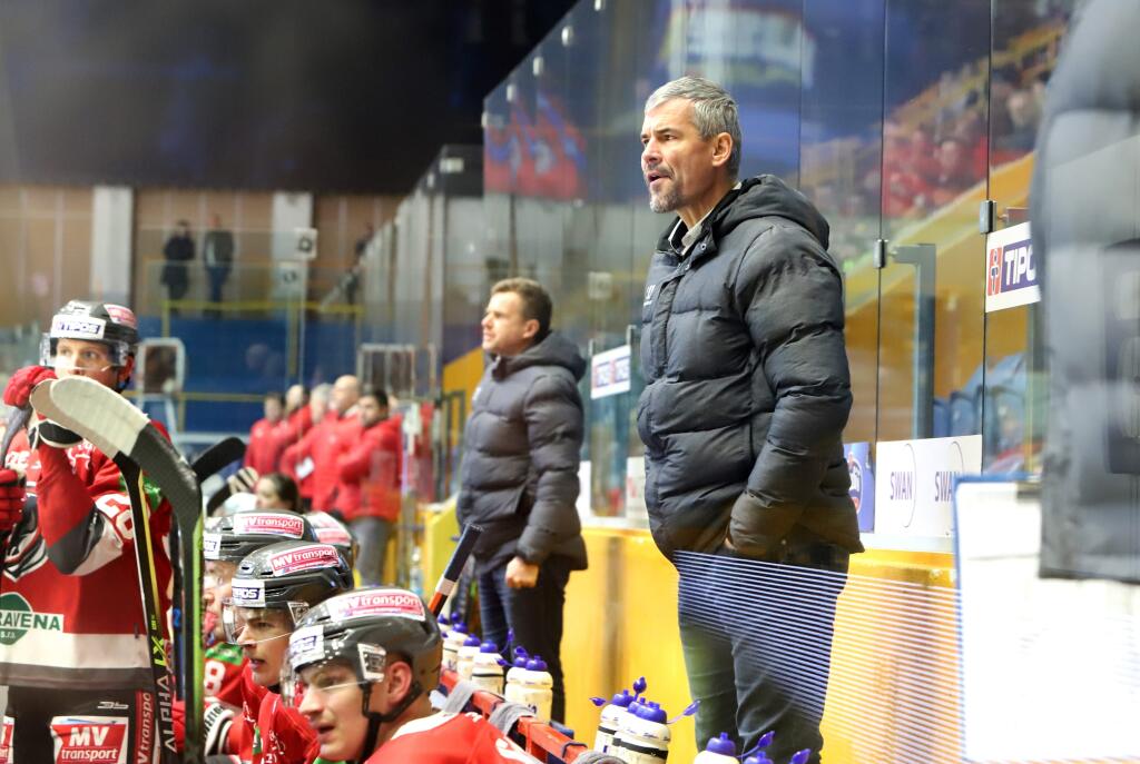 Na snímke tréner HC MV Transport Prešov Dušan Brincko počas 21. kola hokejovej Tipos extraligy HKM Zvolen - HC MV Transport Prešov 27. novembra 2022 vo Zvolene.