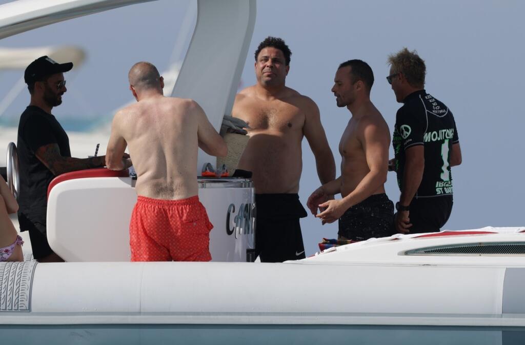 Ako vždy je Ronaldo obklopený partiou kamarátov.