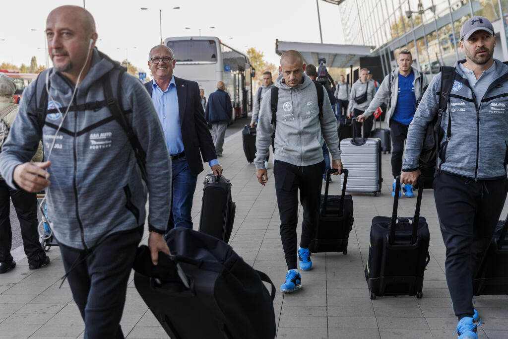 Slovenskí futbalisti odleteli na prípravný zápas do Švédska.