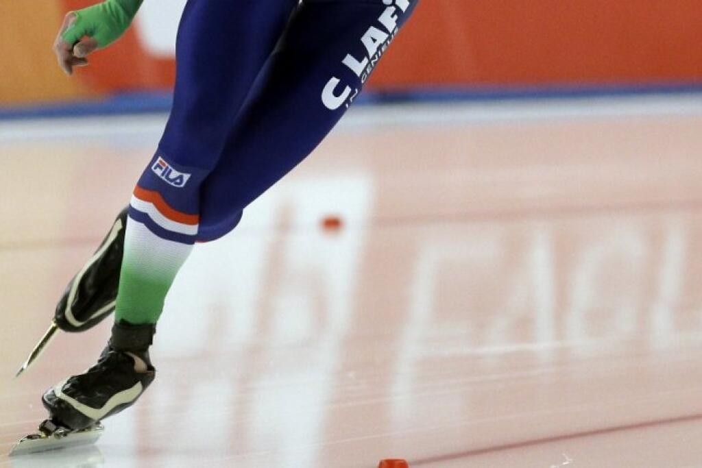KAMIL HANZELY (†19) - Najmladší z trojice popredných slovenských rýchlokorčuliarov na krátkej dráhe spáchal v pondelok 18. decembra 2001 samovraždu. Našli ho zastreleného doma v garáži. „Počítali sme s ním na MS do Kórejskej republiky i na ME v Grenobli v štafete. Po Greschnerovi a Užákovi bol Hanzely našim najlepším šhorttrekárom, no s juniorským vekom už pretekal medzi seniormi,