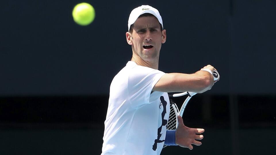 JB 25 Melbourne - Deväťnásobný šampión Australian Open, srbský tenista Novak Djokovič počas tréningu na kurte v austrálskom Melbourne 11. januára 2022. Srbský tenista Novak Djokovič už v Austrálii po prepustení z detenčného hotela trénoval. Na tlačovej konferencii to potvrdil jeho brat Djordje. Austrálsky súd v pondelok anuloval rozhodnutie o zrušení Djokovičovho víza, no minister pre imigráciu Alex Hawke stále zvažuje, či si uplatní osobnú právomoc opätovne ho zrušiť. FOTO TASR/AP
Defending ch