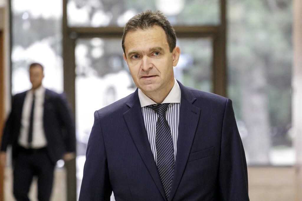 Na snímke dočasne poverený predseda vlády odborníkov Ľudovít Ódor prichádza na 11. schôdzu vlády SR v Bratislave v stredu 26. júla 2023. FOTO TASR - Dano Veselský