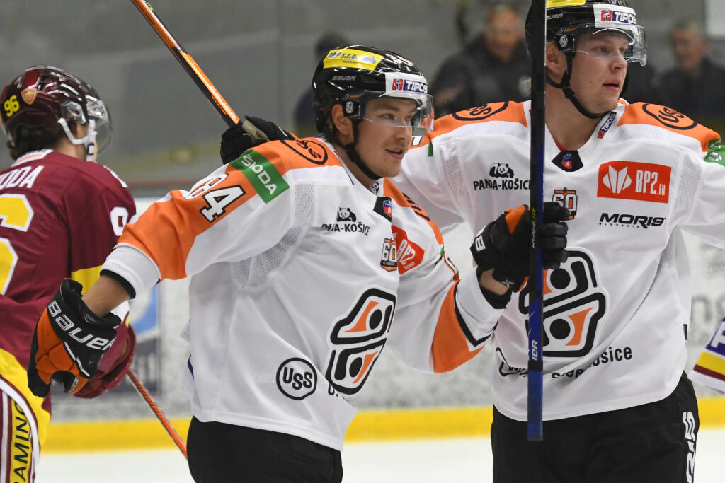Na snímke uprostred Joona Jääskeläinen z Košíc sa teší z gólu na 1:0 v 6. kole hokejovej Tipos extraligy HC Košice - HK Dukla Trenčín 2. októbra 2022 v Košiciach. FOTO TASR – Milan Kapusta