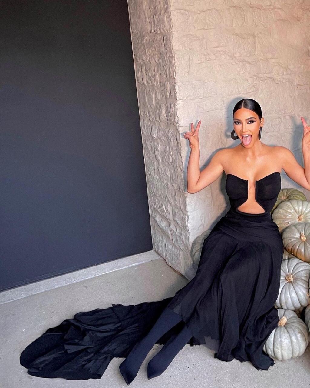 Paris Hilton pozvala na svadbu aj svoju najlepšiu kamarátku Kim Kardashian.