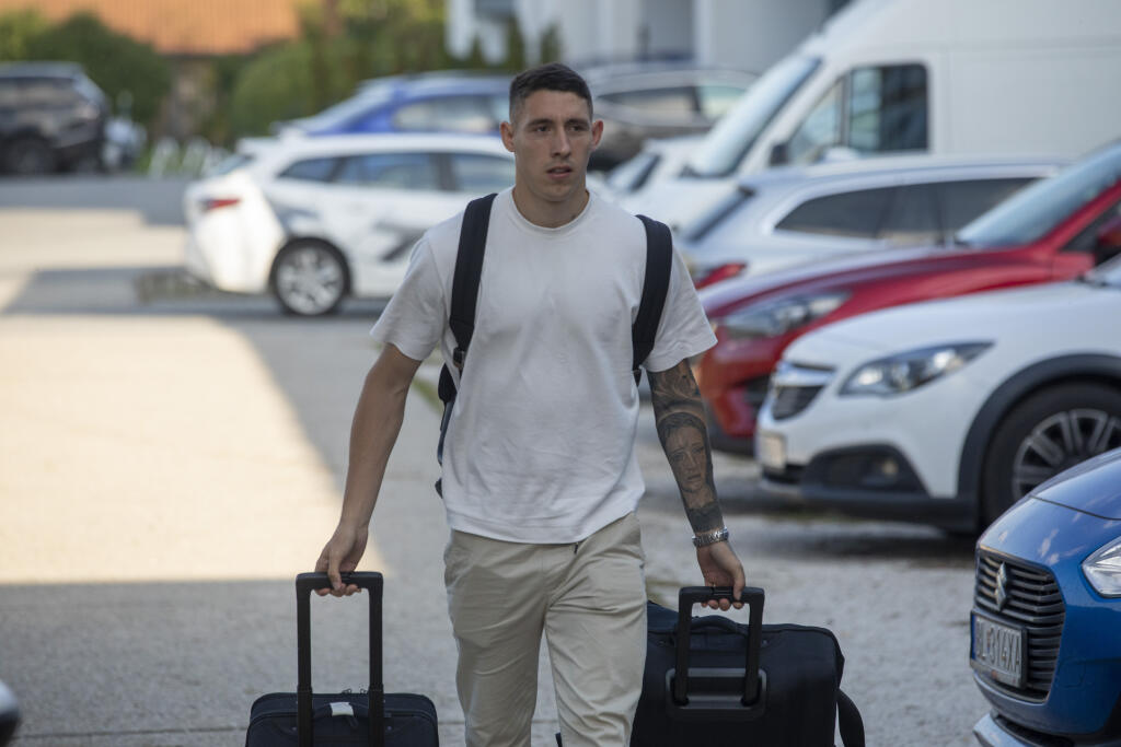 Na snímke príchod slovenskej futbalovej reprezentácie na sústredenie do Senca.