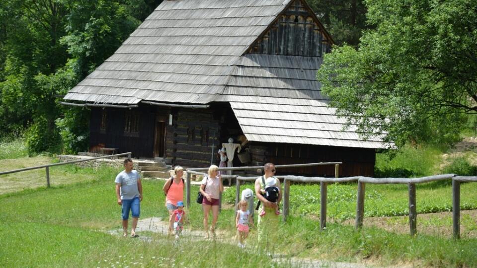 Oravský skanzen je obľúbeným cieľom výletov.