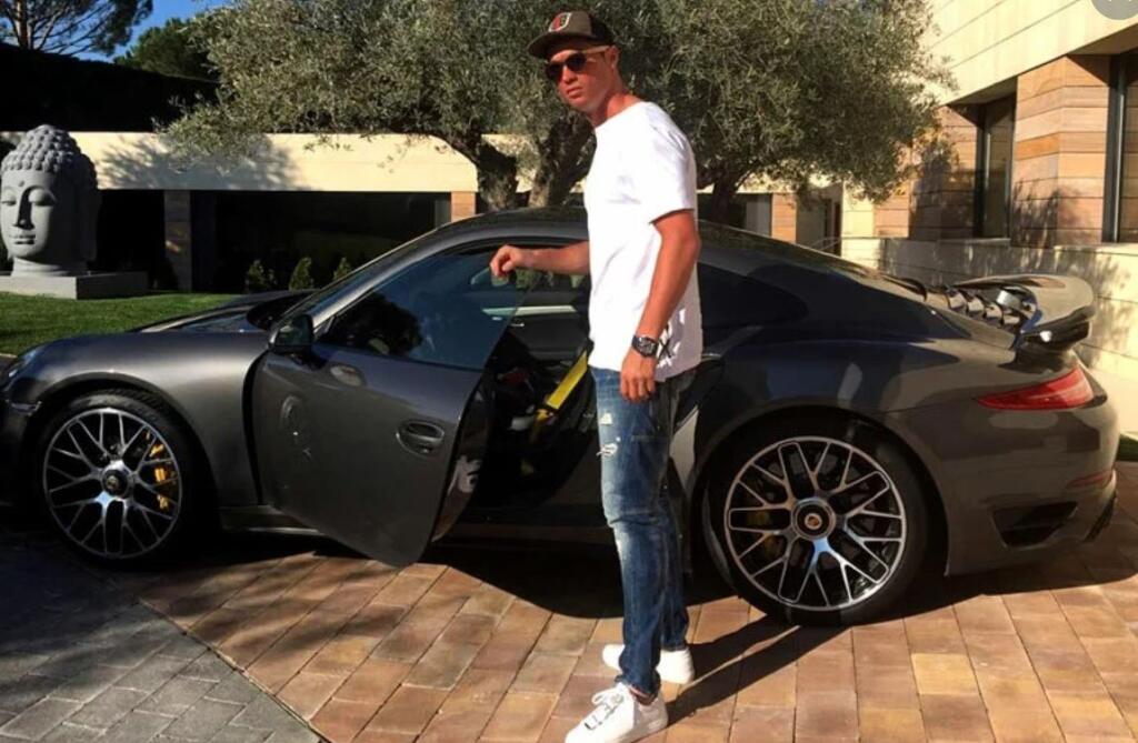 Aj portugalský futbalista Cristiano Ronaldo má slabosť na autá, ktorým si rád pýši na sociálnej sieti.
