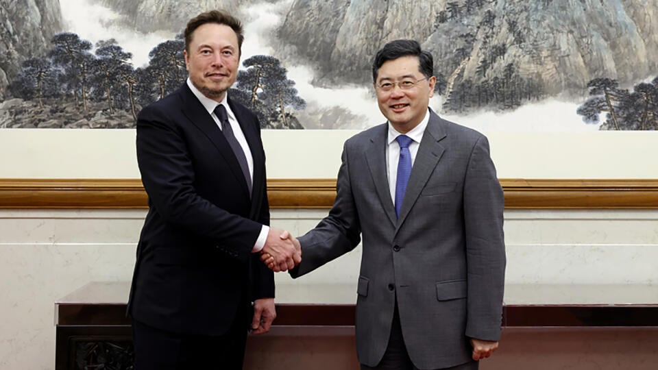 KK2 Peking - Čínsky minister zahraničných vecí Čchin Kang (vpravo) a šéf spoločnosti Tesla Elon Musk počas stretnutia 30. mája 2023 v Pekingu. Čínsky minister zahraničných vecí sa v utorok stretol so šéfom spoločnosti Tesla Elonom Muskom a povedal, že napäté americko-čínske vzťahy si vyžadujú