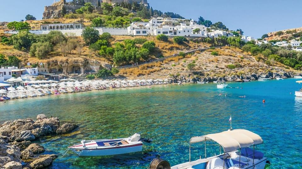 Lindos na ostrove Rodos je v dobrých časoch turistickým strojom na peniaze. Po jeho uličkách sa rád prechádzal aj Anthony Quinn.