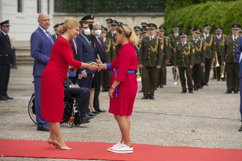 Zuzana Rehák-Štefečeková s prezidentkou Čaputovou pri preberaní dekrétu.