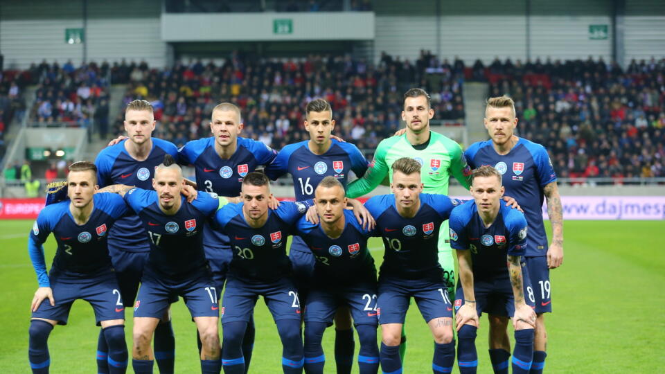 Slovenskí futbalisti (v modrom) si poradili s Maďarmi 2:0.