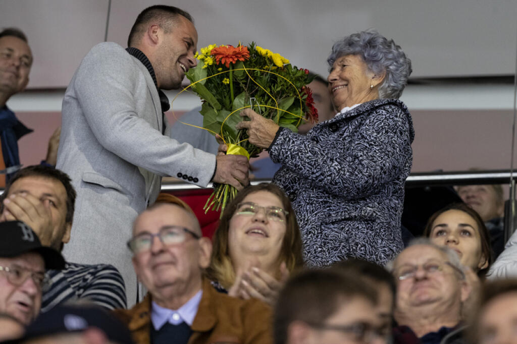 Na snímken Dušan Pašek mladší a Irma Pašeková počas zápasu základnej časti Kontinentálnej hokejovej ligy medzi HC Slovan Bratislava a Vitazom Podolsk.