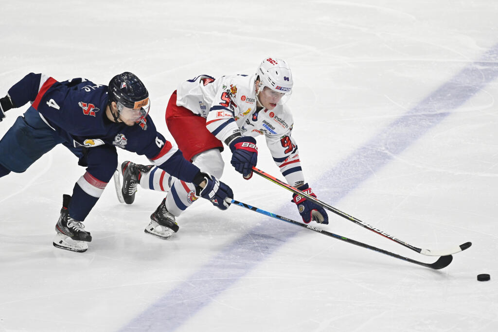 Na snímke Nerijus Ališauskas (Slovan) a vpravo Marco Halama (Zvolen) v zápase 34. kola Tipos extraligy v hokeji medzi HC Slovan Bratislava - HKM Zvolen 24. januára 2021 v Bratislave. FOTO TASR - Michal Svítok