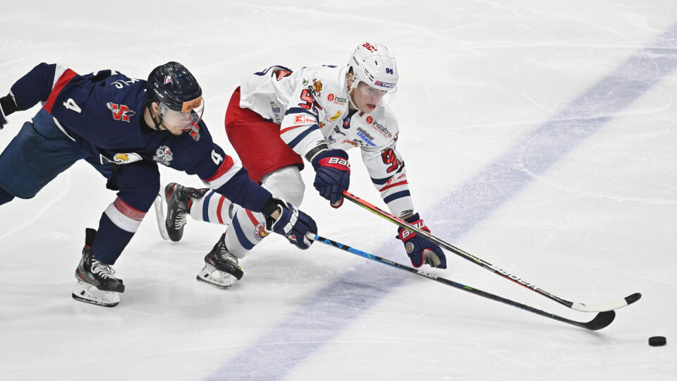 Na snímke Nerijus Ališauskas (Slovan) a vpravo Marco Halama (Zvolen) v zápase 34. kola Tipos extraligy v hokeji medzi HC Slovan Bratislava - HKM Zvolen 24. januára 2021 v Bratislave. FOTO TASR - Michal Svítok