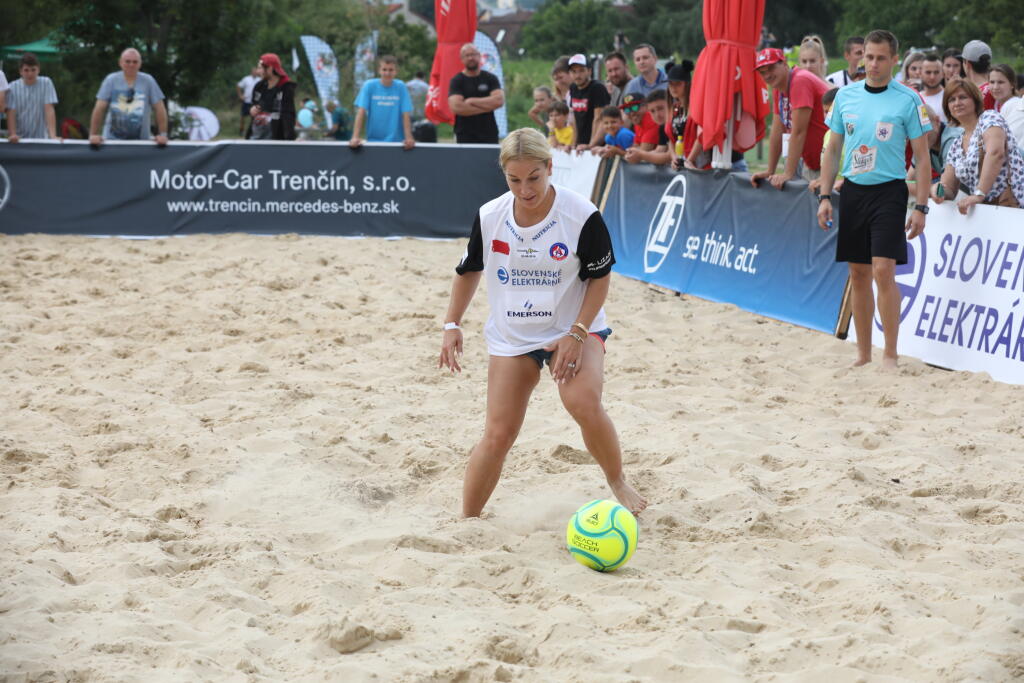 Dominika Cibulková ukázala niečo aj s futbalového umenia. Nechýbal jej pri tom úsmev na tvári.