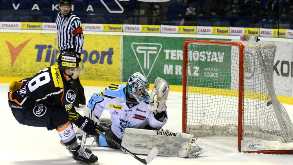Hráč Košíc Branislav Pavúk strieľa siedmy gól brankárovi Nitry Michalovi Valentovi v 49. kole hokejovej Tipsport extraligy medzi HC Košice - HK Nitra v Košiciach.