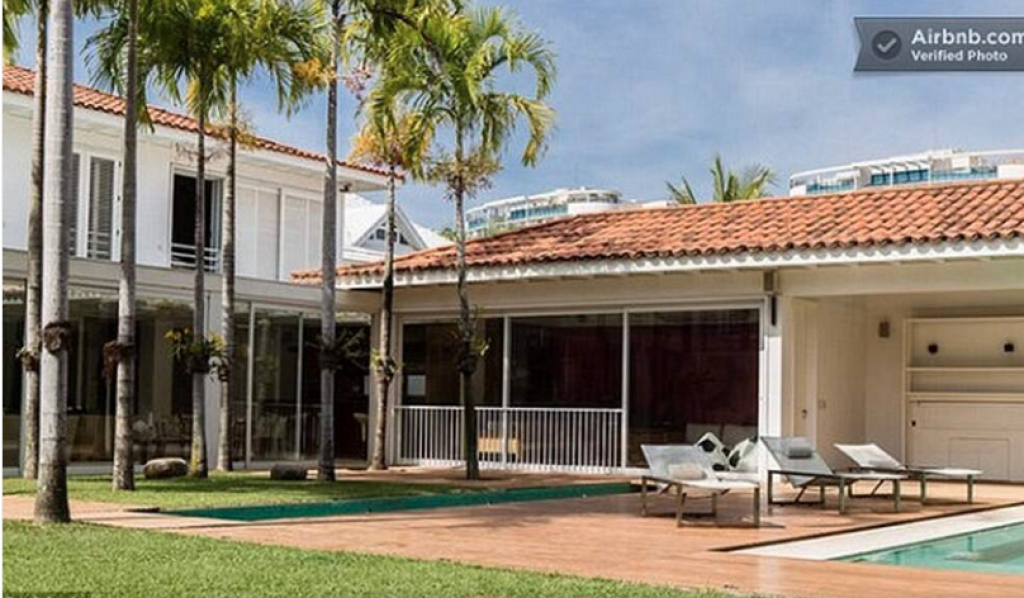 Futbalista Ronaldinho ponúka cez Airbnb svoju vilu v Brazílii s 5 izbami, 6 kúpeľňami, bazénom, saunou a vlastným kinom, ktorá stojí neďaleko štadióna Maracana v Rio de Janeiro