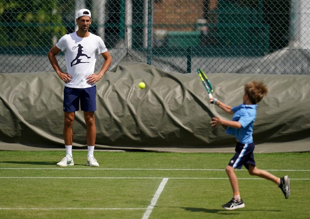 Djokovičovým sparingpartnerom na Wimbledone je aj jeho syn Stefan, s ktorým trénuje na tráve.