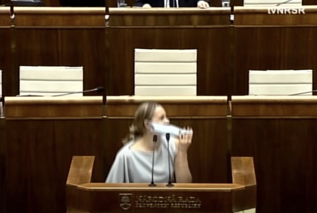 Pri jednom zo svojich prejavov v parlamente mala Tabák problém s dýchaním kvôli rúšku. Následne sa schovala pod rečnícky pult, odkiaľ sa vynorila po pár sekundách.