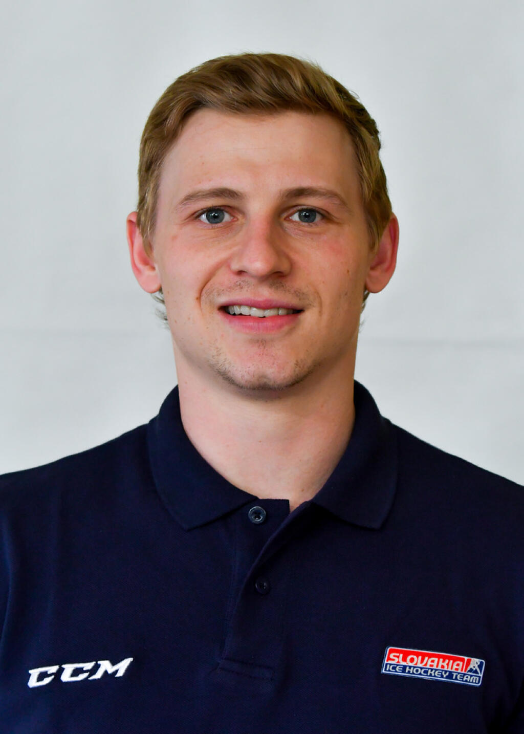 Hokejový útočník Dávid Bondra (27).