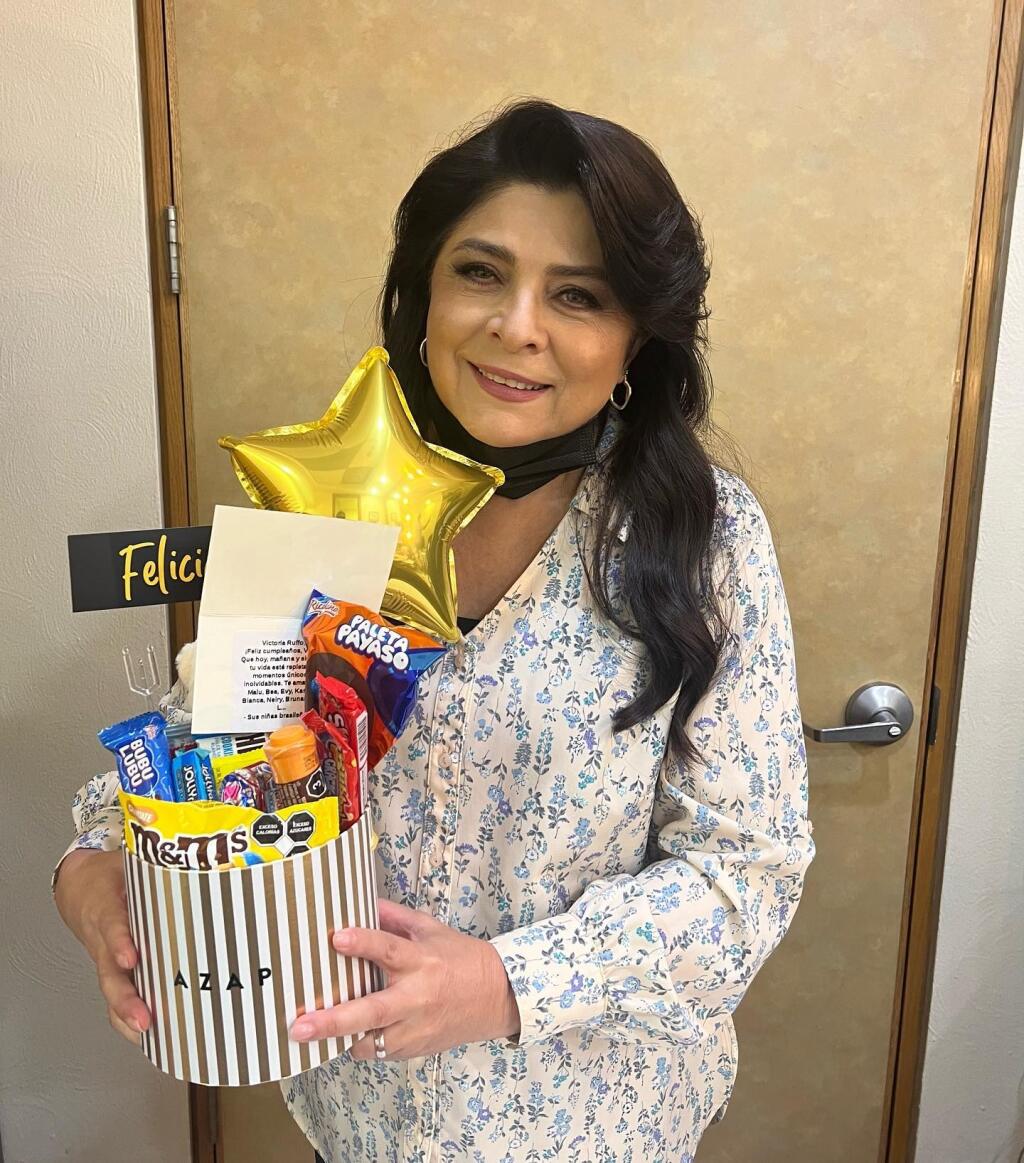 Victoria Ruffo oslávi 31. mája 60-tku! Takto si ju uctili v práci. No nepristane jej tá romantická blúzka?