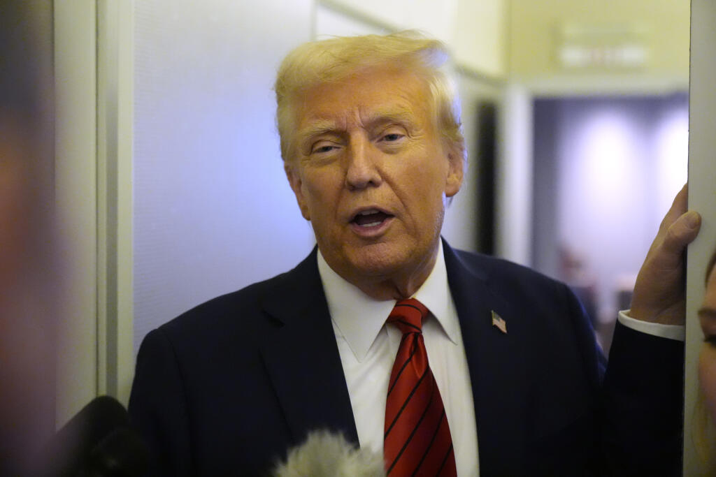 AZ16 - Americký prezident Donald Trump hovorí k novinárom na palube lietadla počas cesty z Miami na základňu Andrews v štáte Maryland v pondelok 27. januára 2025. Americké ministerstvo spravodlivosti v pondelok oznámilo, že s okamžitou platnosťou prepustilo niekoľko svojich zamestnancov, ktorí sa podieľali na trestnom stíhaní prezidenta Donalda Trumpa. Ich počet nekonkretizovalo, no americké médiá uviedli, že ich bolo viac ako dvanásť a niektorí boli prokurátormi v rezorte spravodlivosti. FOTO T