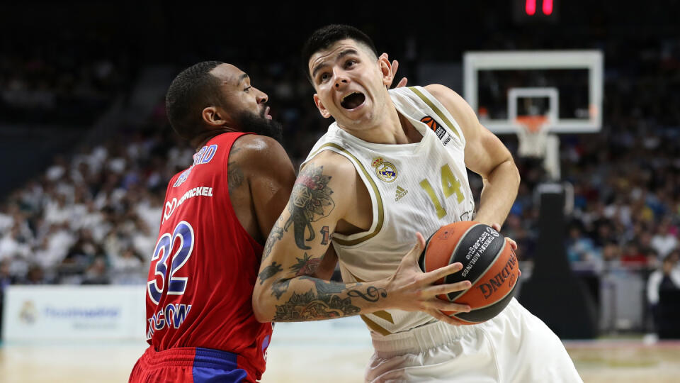 Basketbalista Realu Madrid Gabriel Deck v akcii.