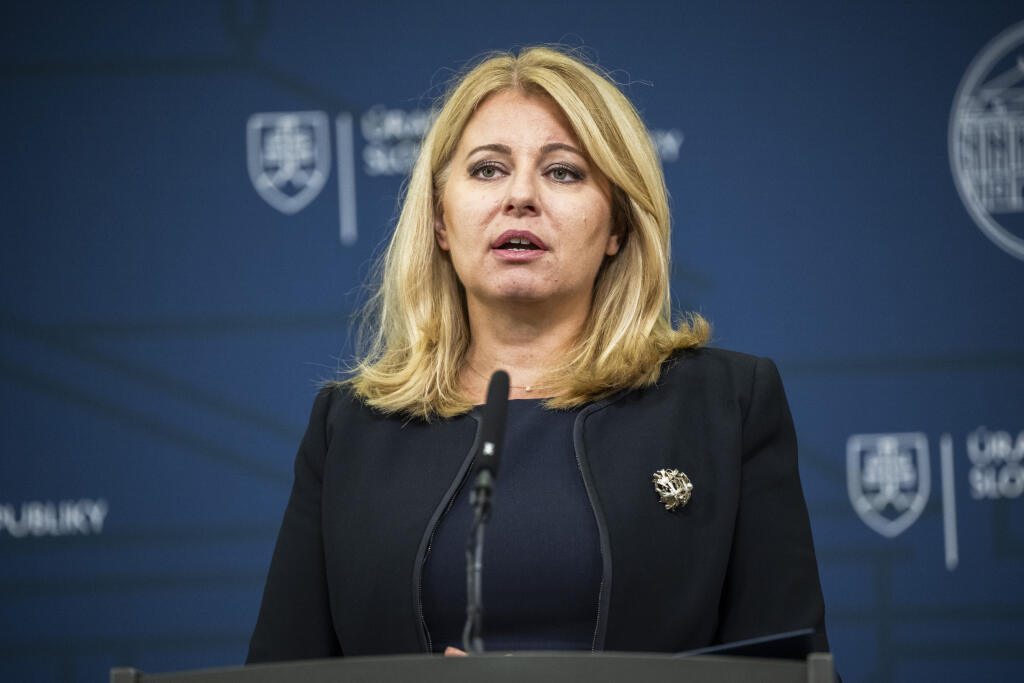 Na snímke prezidentka SR Zuzana Čaputová počas tlačovej konferencie po rokovaní Bezpečnostnej rady SR v Bratislave 18. augusta 2023. Premiér Ľudovít Ódor po vyhodnotení aktuálnej situácie v spojitosti s policajnými zásahmi zvolal Bezpečnostnú radu SR. Národná kriminálna agentúra (NAKA) v rámci akcie Rozuzlenie vo štvrtok 17. augusta obvinila viacero osôb. Obvinenie piatich ľudí sa týka zločineckej skupiny, ktorá mala sťažiť alebo mariť vyšetrovania korupčných a iných trestných činov, navodzovať 