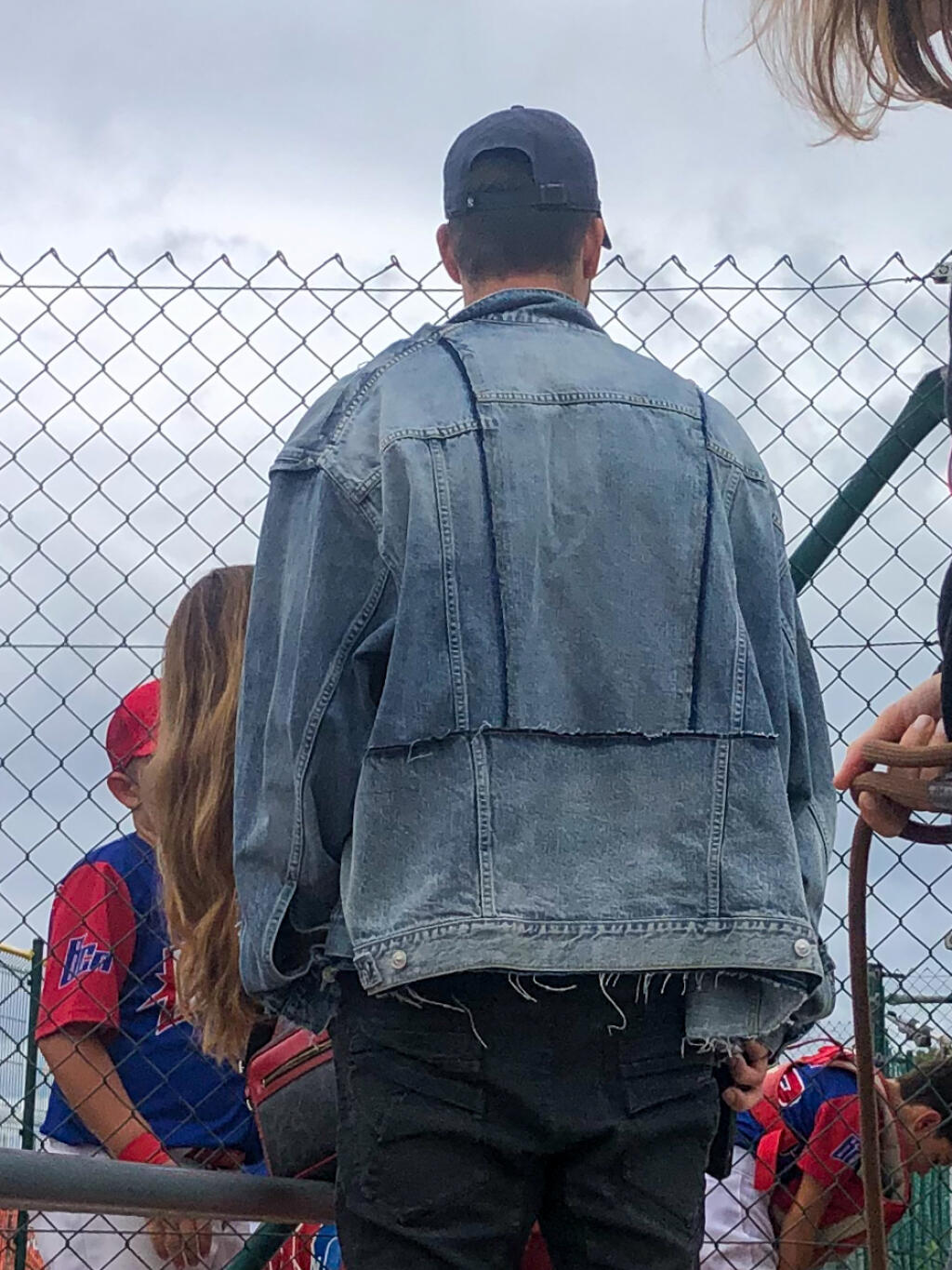 Piqué si zápas užíval asi desať metrov od bývalej partnerky Shakiry, ktorú podlo podvádzal. A paparazzi ich nezabudli nafotiť.