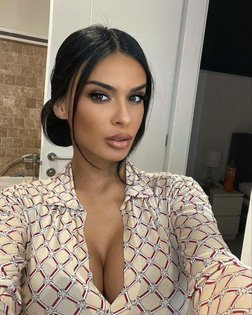Sexi Angiela Šimačová sa rada chváli svojimi prsiami aj guľatým zadočkom.