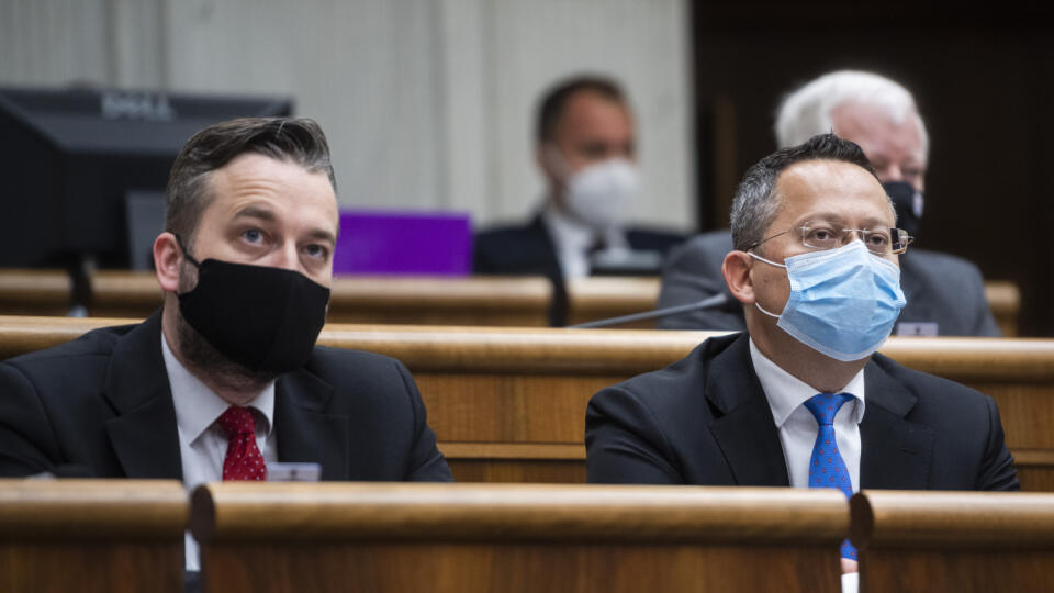 Na snímke poslanci NRSR za SMER-SD zľava Ľuboš Blaha a Ladislav Kamenický počas 32. schôdze Národnej rady SR v Bratislave 17. júna 2021. FOTO TASR - Jaroslav Novák