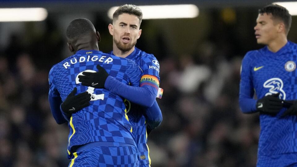 JB 77 Londýn - Hráč Chelsea Jorginho (uprostred) oslavuje so spoluhráčom Antoniom Rudigerom (vľavo) úvodný gól z penalty vo futbalovom zápase anglickej ligy Premier League FC Chelsea - Manchester United v Londýne 28. novembra 2021. FOTO TASR/AP

Chelsea's Jorginho celebrates with Antonio Rudiger, left, after scoring his side's first goal during the English Premier League soccer match between Chelsea and Manchester United at Stamford Bridge stadium in London, Sunday, Nov. 28, 2021. (AP Photo/Kirs