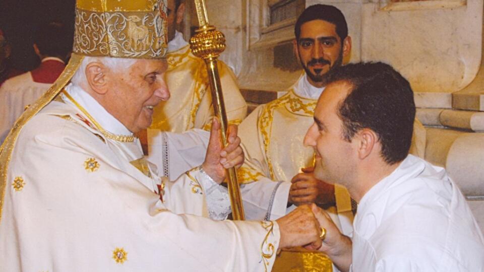 Žalm na pohrebnej omši emeritného pápeža Benedikta XVI. spieval v latinčine aj katedrálny organista z Nitry Vladimír Kopec. Kopec počas štúdia v Ríme pôsobil ako organista a spevák v zbore Vikariátu mesta Vatikán v Bazilike sv. Petra a počas omší a audiencií pápeža Benedikta XVI.