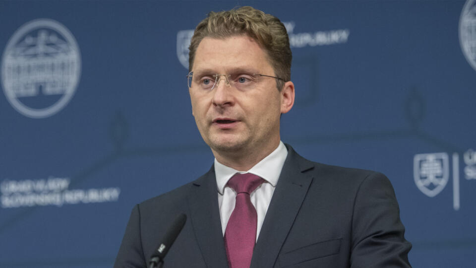 Vláda a lekárski odborári podpísali v stredu na Úrade vlády SR memorandum, ktoré rieši požiadavky lekárov v hromadných výpovediach. Na snímke predseda Lekárskeho odborového združenia (LOZ) Peter Visolajský počas vyhlásenia po podpise memoranda 30. novembra 2022 v Bratislave. FOTO TASR - Martin Baumann