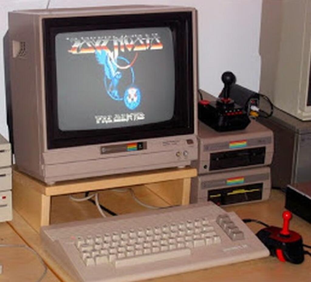 Комп 90. Commodore 64 компьютер. Компьютер Командор 128. Commodore 64 дисковод. 1982 Год: Commodore 64.