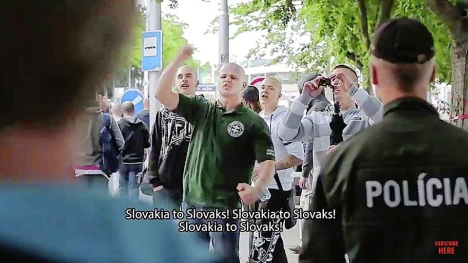 KRYL MU CHRBÁT Milanovi Mazurekovi súd odklepol verdikt za hanobenie rasy. Fico Mazureka podporil vo videu na sociálnej sieti a vyslúžil si tak obvinenie za schvaľovanie trestného činu.