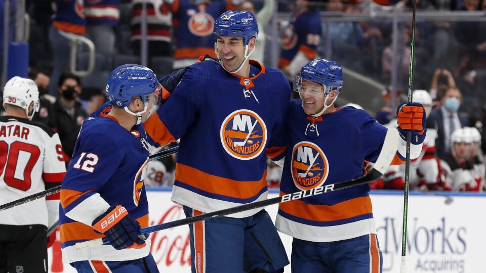 EBE 5 Elmont - Na snímke uprostred slovenský obranca Islanders Zdeno Chára oslavuje gól medzi hráčmi, vľavo jeho autor Andy Green a vpravo Josh Bailey v zápase hokejovej NHL New York Islanders - New Jersey Devils v noci na 12. decembra 2021. FOTO TASR/AP


New York Islanders defenseman Andy Greene (4) celebrates his goal during the second period of an NHL hockey game against the New Jersey Devils with Zdeno Chara (33) and Josh Bailey (12) on Saturday, Dec. 11, 2021, in Elmont, N.Y. (AP Photo/Jim