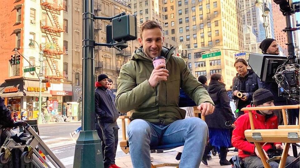 Marek na pľaci počas natáčania v uliciach New Yorku. Bruce bol hereckým idolom nielen Mareka, ale aj jeho mamy Ingrid.