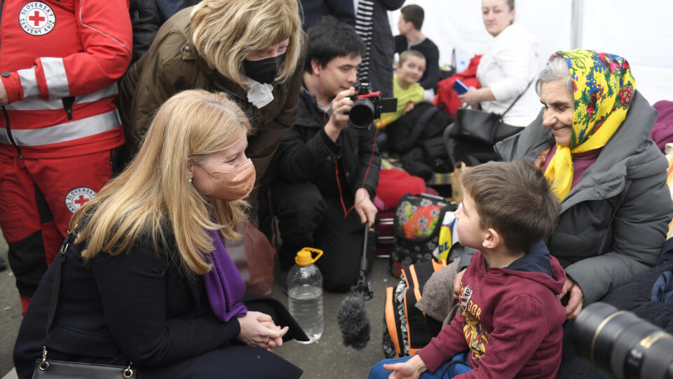 Prezidentka Zuzana Čaputová navštívila obec Ubľa a tamojší hraničný priechod, aby sa oboznámila so situáciou na slovensko-ukrajinskej hranici. Na snímke vľavo prezidentka Zuzana Čaputová počas návštevy hraničného priechodu Ubľa-Malyj Bereznyj v stane s vojnovými utečencami z Ukrajiny. Ubľa, 27. februára 2022. FOTO TASR – František Iván