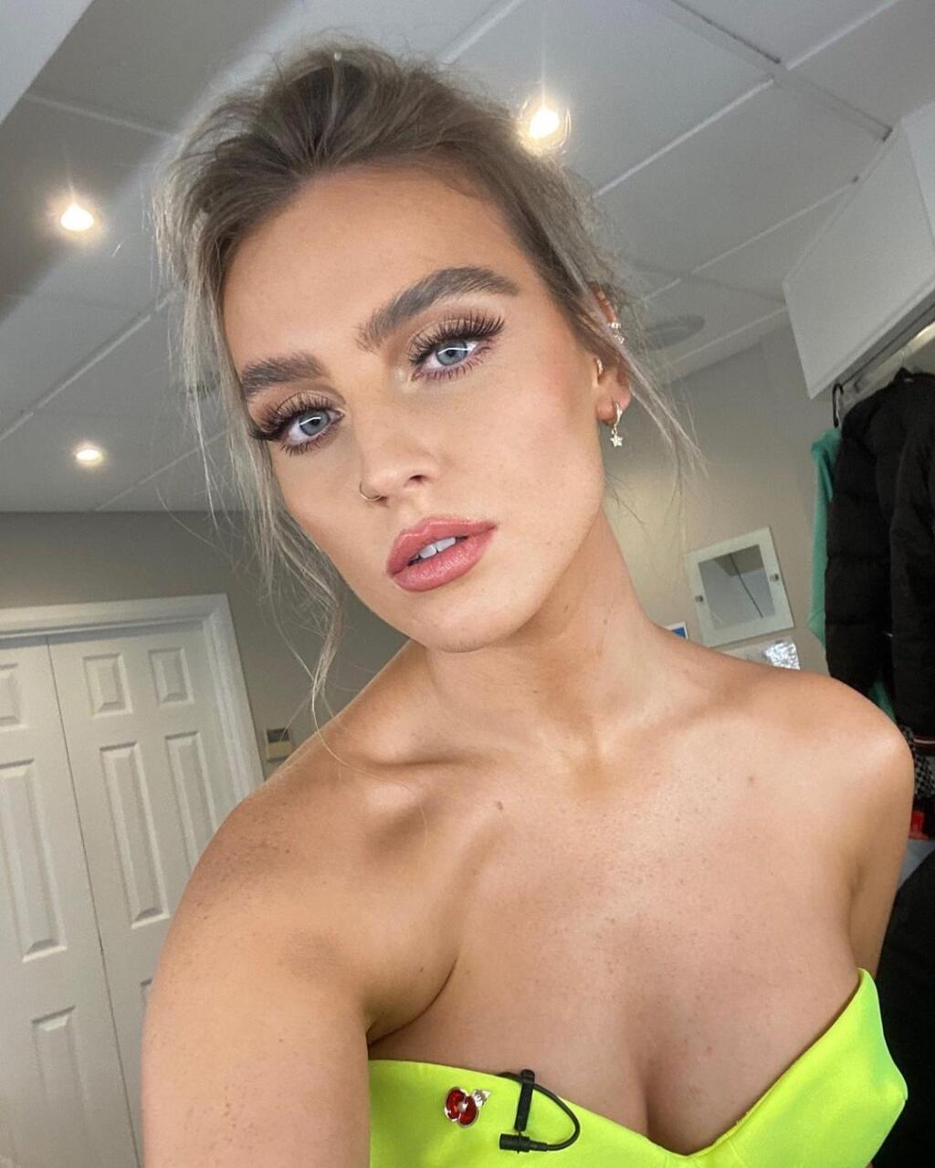 Blonďavá speváčka Pierre Edwards je polovičkou Alexa Oxladea Chamberlaina z Liverpoolu