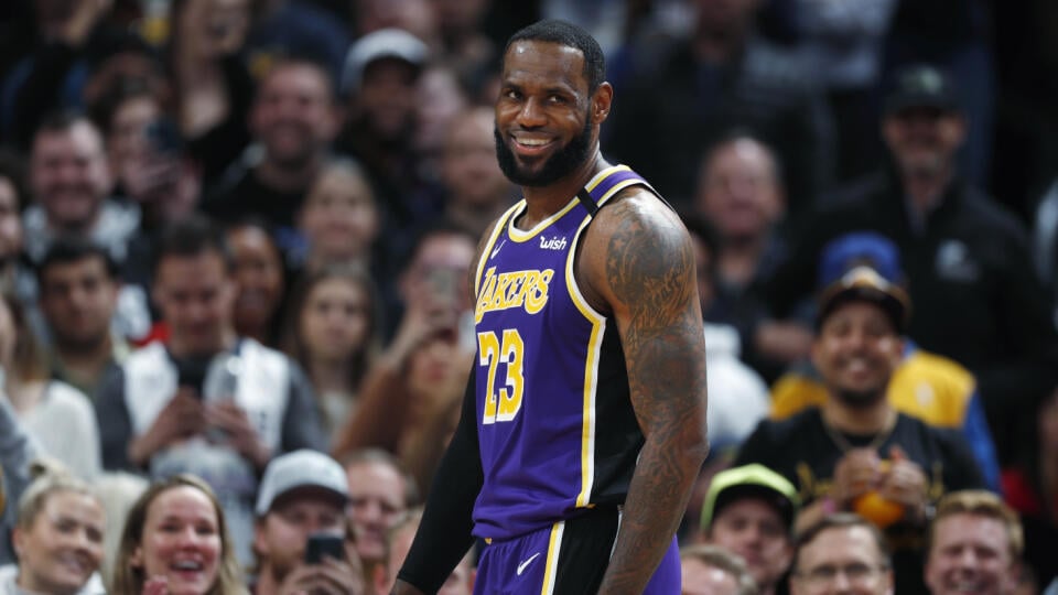 MIK 3 Denver - Hráč Los Angeles LeBron James sa smeje potom ako ho divák chytil za dres počas zápasu zámorskej basketbalovej NBA Denver Nuggets - Los Angeles Lakers v Denveri 13. februára 2020. FOTO TASR/AP
Los Angeles Lakers forward LeBron James laughs after getting heckled by a spectator in overtime of the team's NBA basketball game against the Denver Nuggets on Wednesday, Feb. 12, 2020, in Denver. The Lakers won 120-116. (AP Photo/David Zalubowski)