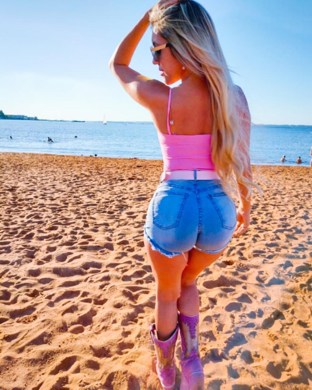 Debby Gimenezsa rada predvádza na sociálnych sieťach v úspornom oblečení.