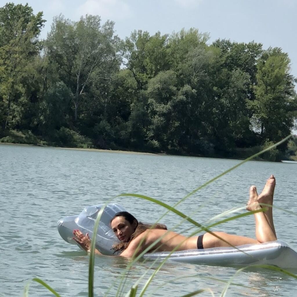 Speváčka sa opaľovala hore bez.