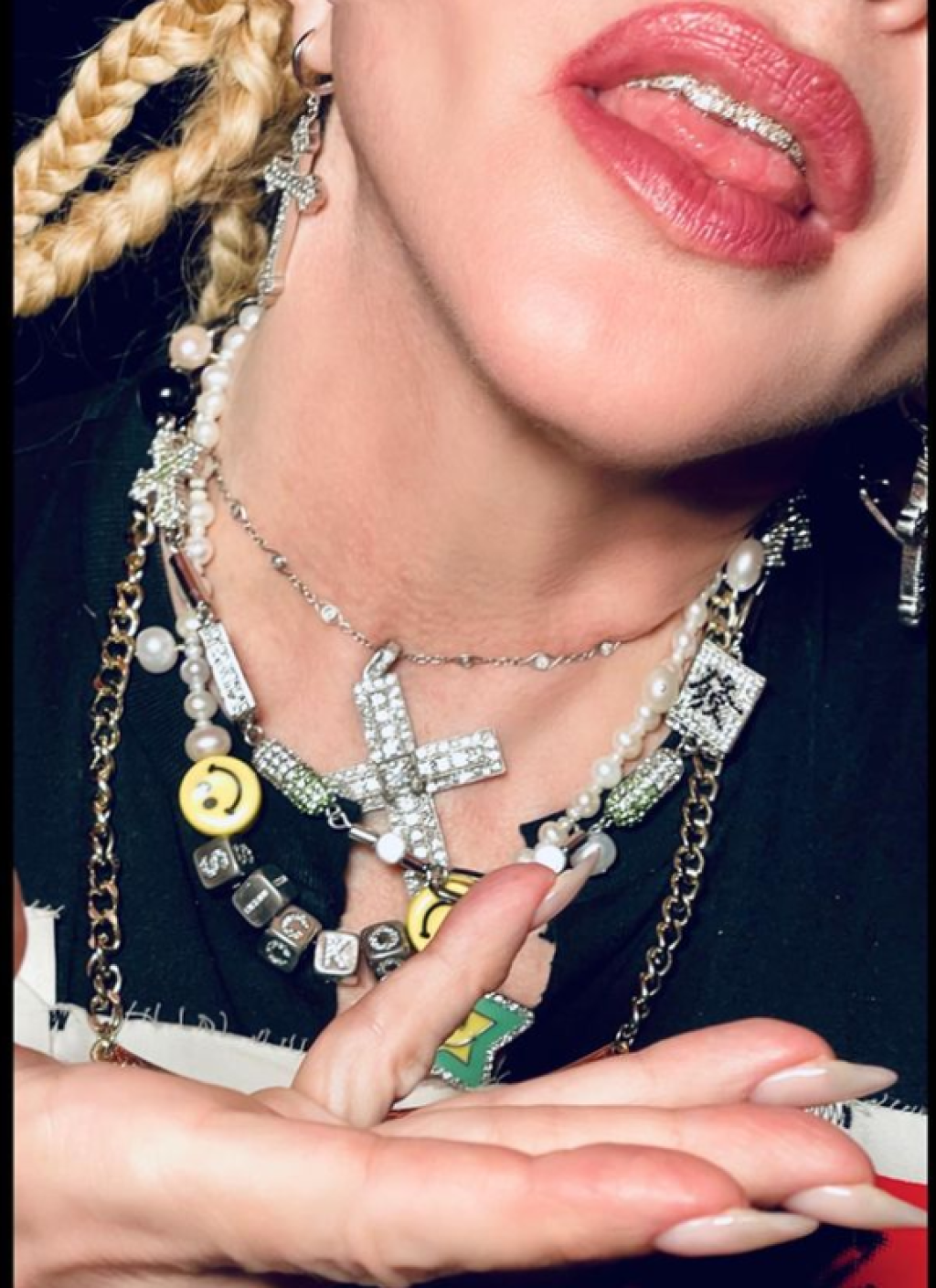 O svete slávnych viete každý detail. Určite by ste na fotke identifikovali Madonnu. Podľa šperkov a grillz, ktoré má na zuboch a ktoré sú dnes medzi celebritami veľkým hitom.