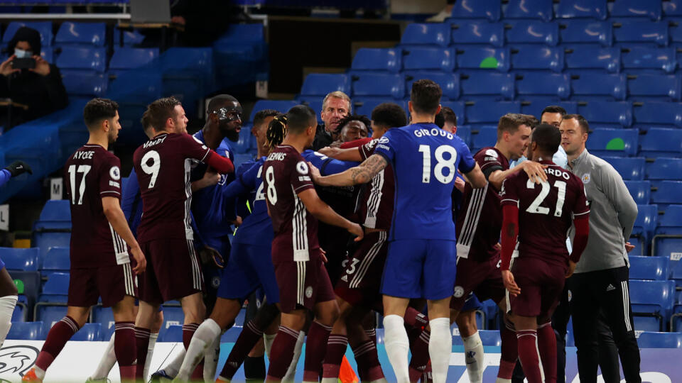 Anglická futbalová asociácia (FA) potrestala kluby FC Chelsea a Leicester City pokutou vo výške 22.500 libier za konflikt po ligovom zápase na Stamford Bridge 18. mája (2:1).